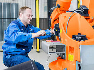 Service for industrial robots - KUKA and ABB